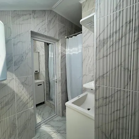 Vendégház Aeroport розовый дом